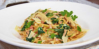 Nejjednodušší těstoviny se špenátem, smetanou a sýrem: Stačí 30 minut a výborné voňavé jídlo máte na stole
