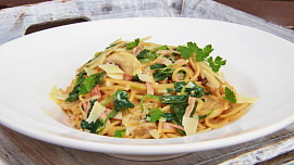 Nejjednodušší těstoviny se špenátem, smetanou a sýrem: Stačí 30 minut a výborné voňavé jídlo máte na stole