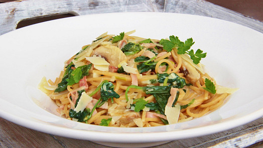 Nejjednodušší těstoviny se špenátem, smetanou a sýrem: Stačí 30 minut a výborné voňavé jídlo máte na stole