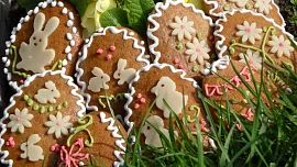 Jak na originální kinder vejce z perníku? Chce to struhadlo a dobrou polevu!