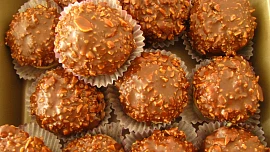 Pražská koule: Zapomenutý retro zákusek s nadýchaným piškotem a krémem připomíná staré cukrárny – zkuste verzi s arašídy