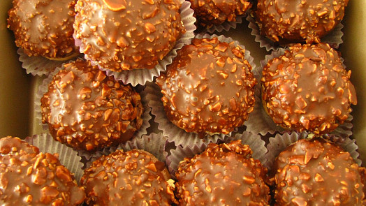 Pražská koule: Zapomenutý retro zákusek s nadýchaným piškotem a krémem připomíná staré cukrárny – zkuste verzi s arašídy