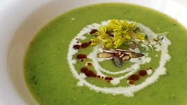 Polévka z bršlice je díky své zelené barvě dokonalým jarním pokrmem. Dodá spoustu energie a skvěle chutná po mrkvi a celeru