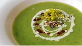 Skvělá polévka z prvních jarních bylinek: Ingredience na ni najdete na zahrádce