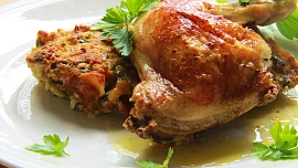 Kuřecí stehna pečená na peřince z bylinkové nádivky: Delikatesa, kterou zvládne i začínající kuchař, chutná božsky