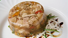 Jak připravit skvělý domácí sulc a jak zajistit, aby zůstal krásně čirý: Zásadní je pomalý var, chuti prospějí zelenina a správné koření