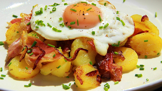 Gröstl: Jídlo chudých horalů se skvěle hodí na zimu. Restované brambory s vejcem a špekem moc nestojí, ale parádně zasytí