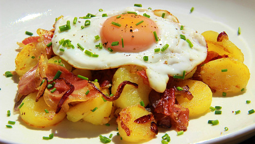 Gröstl: Jídlo chudých horalů se skvěle hodí na zimu. Restované brambory s vejcem a špekem moc nestojí, ale parádně zasytí