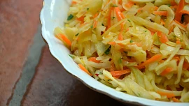 Retro okénko: Klasický "hospodský" zelný salát i sladký mrkvový nezruinují peněženku. Jedna porce vyjde na pouhé 4 koruny
