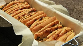 Peče celá země: Jak na vynikající plněný chléb? Vyzkoušejte tenhle snadný česnekový podle pekařky Ivy!