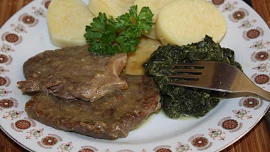 Česká klasika: Na hovězí roštěnou na česneku stačí jen 3 hlavní ingredience a s bramborovým knedlíkem a špenátem chutná božsky