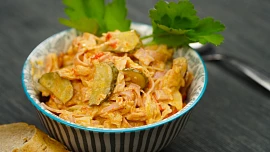 Segedínský salát podle ČSN: Kombinace zelí, salámu a mleté papriky nadchne nejen milovníky maďarské kuchyně