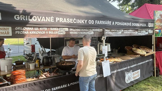 Americký festival na pražském Výstavišti nabízí grilované prasečinky, šťavnaté burgery i palačinky za 160 Kč