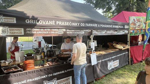 Americký festival na pražském Výstavišti nabízí grilované prasečinky, šťavnaté burgery i palačinky za 160 Kč