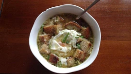 Vyprošťovací česnečka: Rychle a účinně pomůže s novoroční kocovinou. Chuť jí dodá opečený chleba, bílkoviny zajistí vajíčko