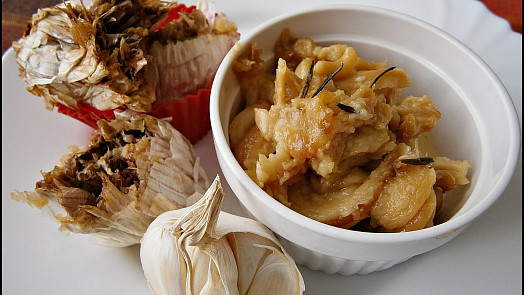 Rychlá a lahodná pomazánka na topinky: Tajemství se ukrývá v pečeném česneku