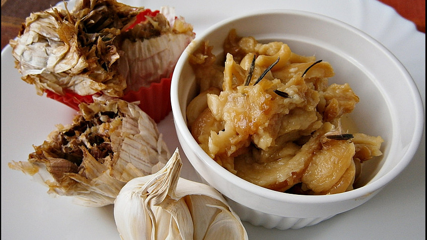 Pečený česnek jako pomazánka na topinky