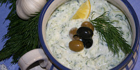 Řecké tzatziki vás příjemně zchladí díky hustému řeckému jogurtu a voňavému kopru. Hodí se k zelenině, pečivu i masu