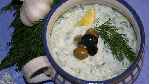 Řecké tzatziki vás příjemně zchladí díky hustému řeckému jogurtu a voňavému kopru. Hodí se k zelenině, pečivu i masu