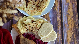 Staročeské placky lokše jako dokonalá přílohou k huse, kachně i ke kuřeti. Jsou levné, dobré a příprava je snadná