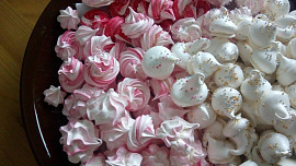 Růžové a dokonale křehké sněhové pusinky: Dezert jako stvořený pro první máj a všechny zamilované