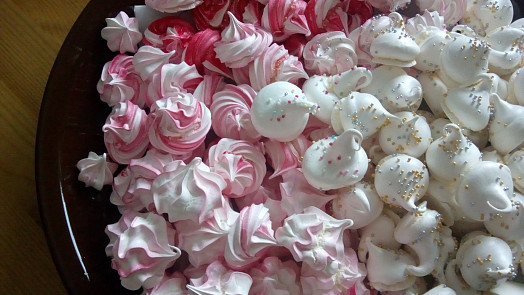 Růžové a dokonale křehké sněhové pusinky: Dezert jako stvořený pro první máj a všechny zamilované