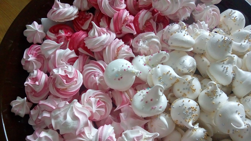 Růžové a dokonale křehké sněhové pusinky: Dezert jako stvořený pro první máj a všechny zamilované