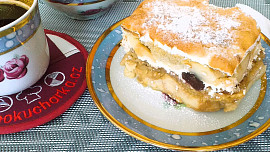 Babiččina vláčná žemlovka s tvarohem: Voní vanilkou a rumem a díky sněhové peřince je krásně nadýchaná