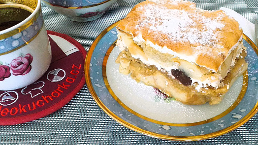 Babiččina vláčná žemlovka s tvarohem: Voní vanilkou a rumem a díky sněhové peřince je krásně nadýchaná