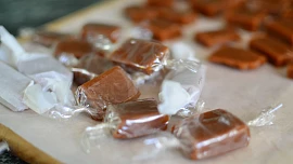 Jak připravit domácí karamelky? Překvapte přátele či rodinu bonbony vlastní výroby!