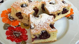 Třešňová bublanina bude nadýchaná a šťavnatá, pokud použijeme nepřezrálé třešně i s peckou, těsto zvláční tvaroh