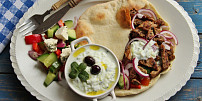 Středozemní kuchyně: Jak si doma připravit dokonalý gyros jako z řecké taverny? Pomůže cibule!