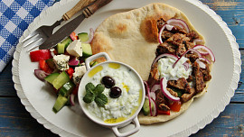 Středozemní kuchyně: Jak si doma připravit dokonalý gyros jako z řecké taverny? Pomůže cibule!