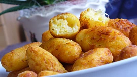 Smažené bramborové šišky s kysaným zelím jsou výbornou chuťovkou i skvělou přílohou, třeba k pečenému masu