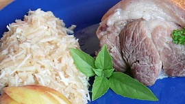 Jak na tu nejlepší vejmrdu? Záleží, jestli nastrouháte křen najemno či nahrubo, zajímavější chuť dodají upečená jablka