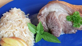 Silvestrovský ovar z vepřového kolene: Jemnou chuť a typickou vůni ovlivní teplota vody a použití správného koření