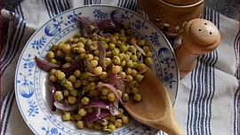 Pučálka z naklíčeného hrachu je zdravější a levnější než chipsy. Takhle jednoduše se navíc připravuje