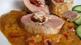 Co dodá panence skvělou chuť? Naplňte ji výbornou nivou a jemně kyselými sušenými rajčaty. Výsledek bude perfektní