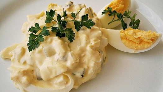 Vajíčkový salát: Osvědčená kombinace vítězí. Jak ho vylepšit, aby byl výraznější a zajímavější