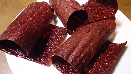 Mlsání pro malé i velké: Domácí sušené ovocné plátky nebo trubičky jsou skvělou alternativou cukrovinek