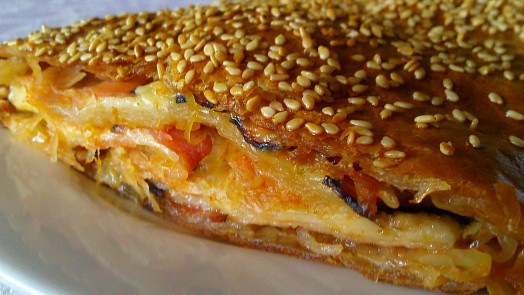 Rychlý, levný a snadný na přípravu: Závin ze slaniny a zelí využijete jako večeři i pohoštění