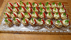 Jak na tu úplně nejlepší česnekovou pomazánku? Tvaroh může nahradit lučina, strouhaný sýr dodá další rozměr chuti