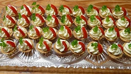 Jak na tu úplně nejlepší česnekovou pomazánku? Tvaroh může nahradit lučina, strouhaný sýr dodá další rozměr chuti