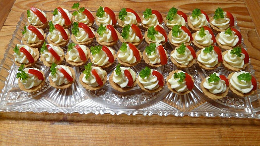 Jak na tu úplně nejlepší česnekovou pomazánku? Tvaroh může nahradit lučina, strouhaný sýr dodá další rozměr chuti