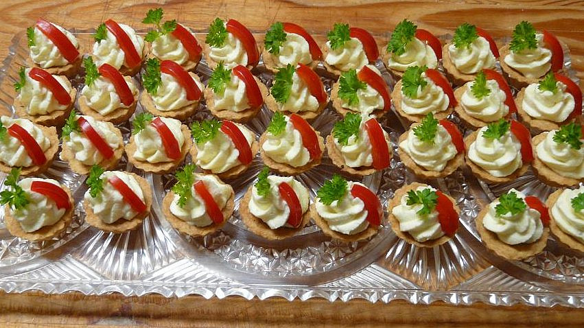 Jak na tu úplně nejlepší česnekovou pomazánku? Tvaroh může nahradit lučina, strouhaný sýr dodá další rozměr chuti