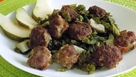 Mini karbanátky frikadely jsou nejlepší z vepřového a hovězího masa. Pikantní chuť dodá hořčice, muškátový oříšek je krásně ovoní