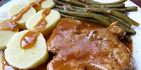 Vepřová krkovice s gulášovou šťávou je měkká a šťavnatá, provoněná česnekem a majoránkou a hustá díky chlebové střídce
