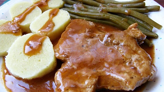 Vepřová krkovice s gulášovou šťávou je měkká a šťavnatá, provoněná česnekem a majoránkou a hustá díky chlebové střídce