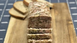 Tlačenka v krabici podle Ostravskeho gastrošefa: Snadný způsob, jak si rychle připravit skvělou zabijačkovou pochoutku