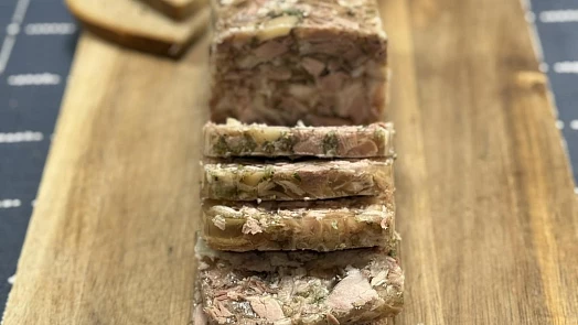 Tlačenka v krabici podle Ostravskeho gastrošefa: Snadný způsob, jak si rychle připravit skvělou zabijačkovou pochoutku